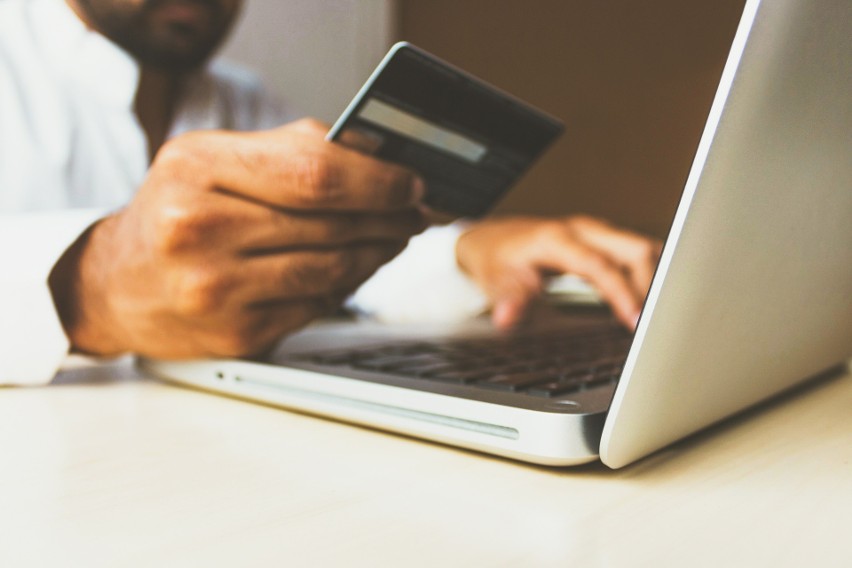 Podczas zakupów online, warto korzystać z karty kredytowej...