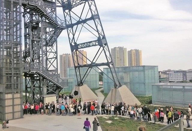 Podczas tegorocznej Nocy Muzeów tłumy chciały wjechać na wieżę widokową Muzeum Śląskiego. W kolejce do Szybu Warszawa stanęło kilkaset osób. Cierpliwie czekali i nie żałowaliKLIKNIJ KONIECZNIE I ZOBACZ, CO DZIEJE SIĘ W CZASIE NOCY MUZEÓW W TWOIM MIEŚCIE:* NOC MUZEÓW 2015 W BIELSKU-BIAŁEJ* NOC MUZEÓW 2015 W BĘDZINIE* NOC MUZEÓW 2015 W BYTOMIU* NOC MUZEÓW 2015 W CHORZOWIE* NOC MUZEÓW 2015 W CZĘSTOCHOWIE* NOC MUZEÓW 2015 W GLIWICACH* NOC MUZEÓW 2015 W KATOWICACH* NOC MUZEÓW 2015 W PSZCZYNIE* NOC MUZEÓW 2015 W RADZIONKOWIE* NOC MUZEÓW 2015 W RYBNIKU* NOC MUZEÓW 2015 W SIEMIANOWICACH* NOC MUZEÓW 2015 W SOSNOWCU* NOC MUZEÓW 2015 W ŚWIĘTOCHŁOWICACH* NOC MUZEÓW 2015 W TYCHACH* NOC MUZEÓW 2015 W ZABRZU* NOC MUZEÓW 2015 W ŻORACH* NOC MUZEÓW 2015 W ŻYWCU