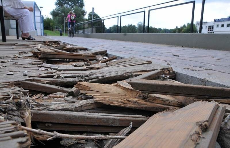 Bydgoszcz. Wandale zniszczyli przystanek tramwaju wodnego [zdjęcia]