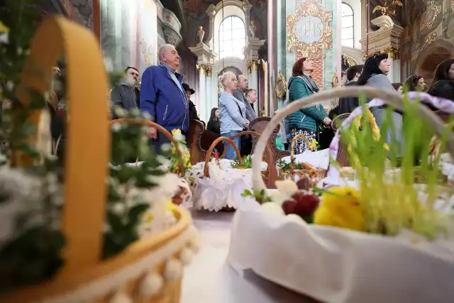 Wielka Sobota: święcenie pokarmów w lubelskich kościołach. W święconce znajdziemy m.in. jajka, sól, chleb i wędlinę.