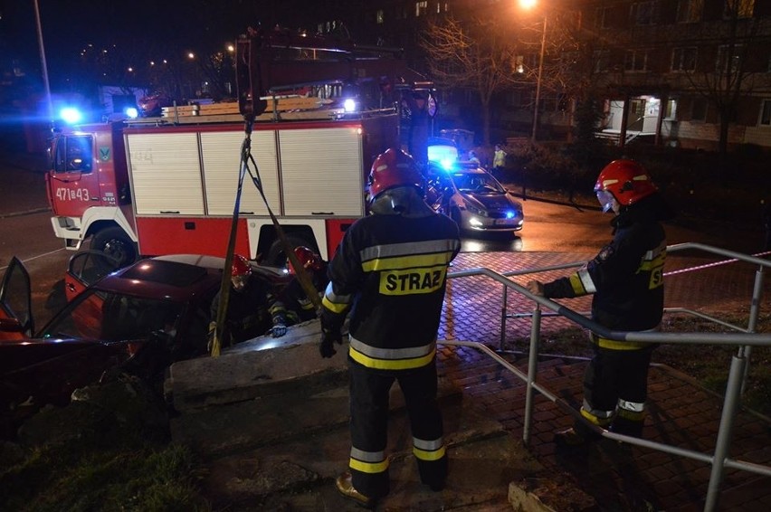 Wypadek w Jastrzębiu: Wjechał BMW w studzienkę