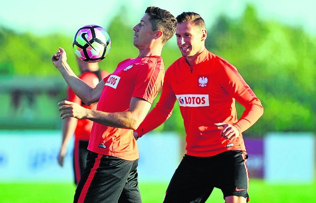 Polska - Kazachstan. Transmisja na żywo w TV i online. Gdzie oglądać 4.09.2016 STREAM i relacja live. Robert Lewandowski (z lewej) i Grzegorz Krychowiak to liderzy polskiej kadry. Oby w Astanie poprowadzili biało-czerwonych do zwycięstwa.