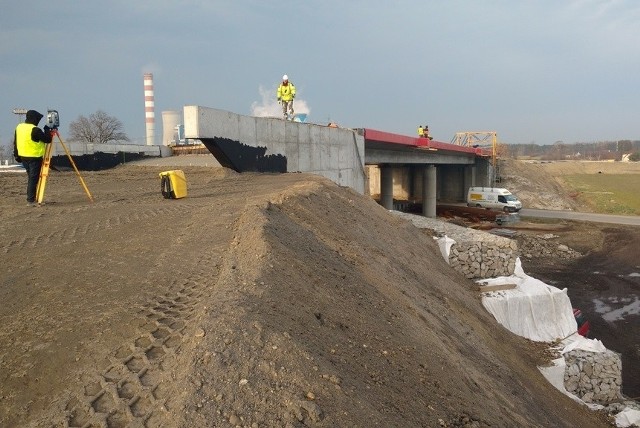 W tym roku Zarząd Dróg Wojewódzkich chce zakończyć budowę obwodnicy Czarnowąs na drodze wojewódzkiej nr 454. Koszt tej inwestycji to nieco ponad 120 milionów złotych.