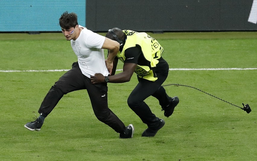 W 54. minucie finałowego spotkania na murawę Stade de France...