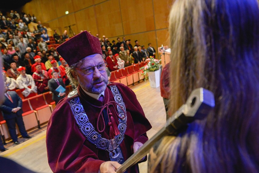 Niemal 2,4 tys. studentów rozpoczyna studia na Politechnice Opolskiej. Prawie 170 z nich to obcokrajowcy, m.in. z Indii i Kazachstanu