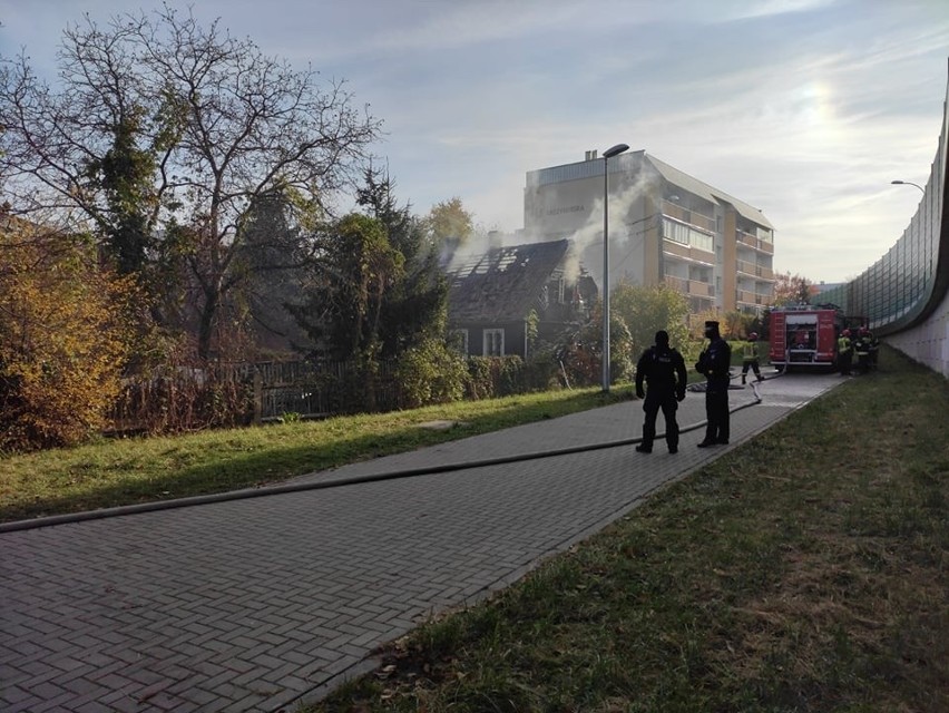 Pożar domu przy ul. Suwalskiej w Białymstoku. Sześć zastępów...