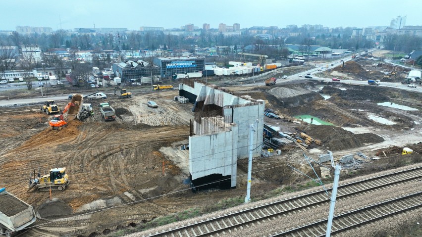 Kraków. Ogromny betonowy mur wyrósł obok linii kolejowej. Ta konstrukcja będzie pełniła bardzo ważną rolę