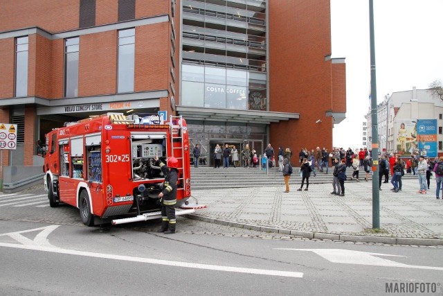 Trzy zastępy strażaków brały udział w gaszeniu samochodu płonącego na drugim poziomie parkingu galerii Solaris. Ewakuowano około 150 osób. Akcja trwała 20 minut. Na razie nie są znane przyczyny pożaru. Zgłoszenie strażacy otrzymali o godz. 11.20.