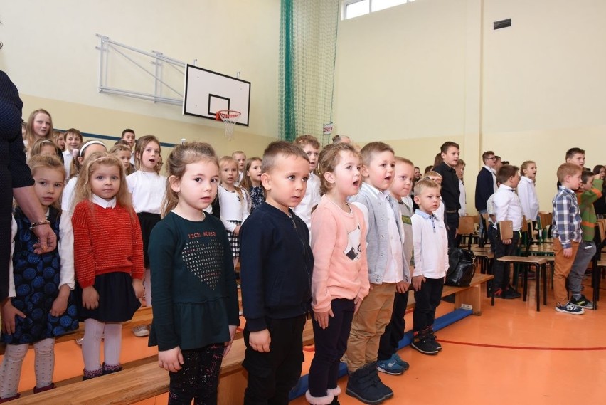 "Szkoła do hymnu" w Czarnocinie. Zobacz, jak śpiewali uczniowie [ZDJĘCIA] 