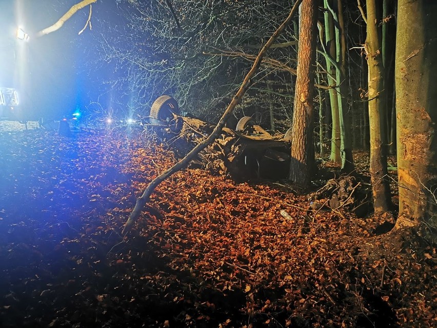 Śmiertelny wypadek na drodze wojewódzkiej 871 w Jamnicy, przy granicy ze Stalową Wolą. Nie żyje młody mężczyzna (ZDJĘCIA)