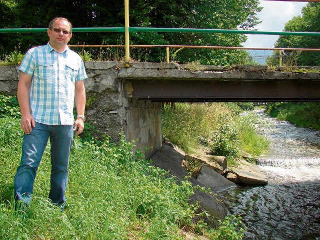 Mieczysław Rakowski, mieszkaniec Rzyk i radny miejski Andrychowa uważa, że ten most już dawno powinien zostać wyremontowany, bo jeżdżenie po nim to loteria: albo się uda, albo nie