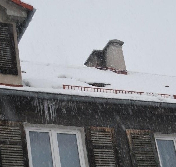 Efekt braku płotka przeciwśniegowego na małym odcinku - uwidocznione sople między gzymsem i rynną