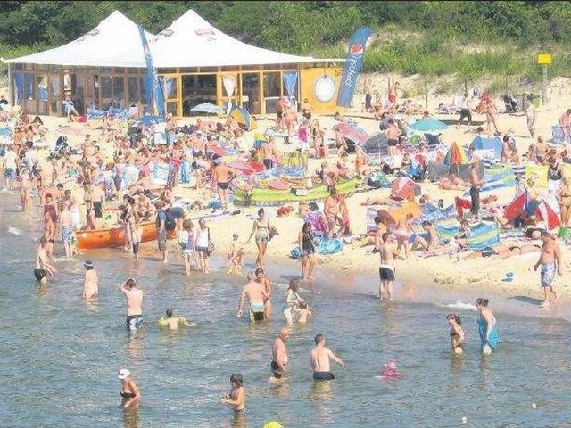 Władze miasta zapewniają, że plaża jest gruntownie sprzątana codziennie nad ranem. 