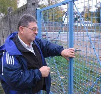 Jerzy Maksymowicz, dyrektor szkoły pokazuje, że bramka jest zamknięta na kłódkę. - Dzieciaki mają prawo do korzystania ze stadionu - mówi.