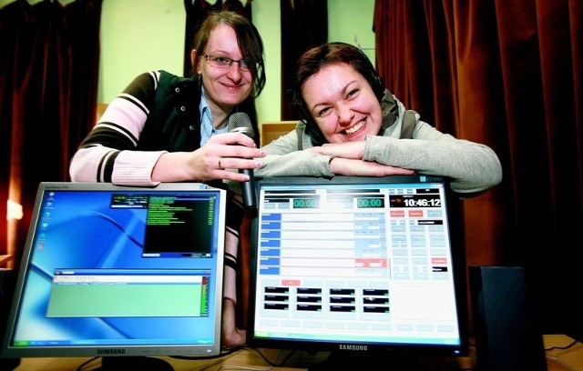 Stażystka Renata Kotowicz-Staręga (z lewej) uczy się dziennikarskiego fachu pod okiem Sylwi Lercher