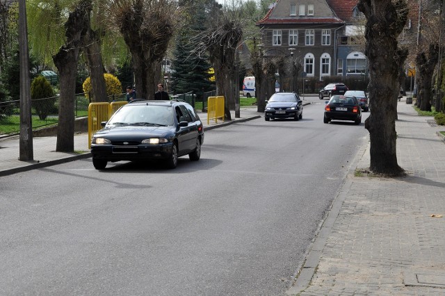 Gdy miejsca przy żółtych barierkach są zajęte przez parkujące auta, ulica szybko zostaje zakorkowana. Samochody z dwóch stron nie mogą się swobodnie minąć