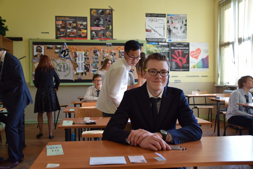 Gimnazjaliści ze "Słowaka" tuż przed startem egzaminu