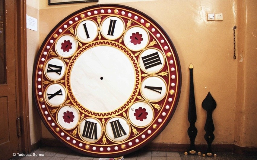 Zegar na stargardzkim ratuszu ma 20 lat. Zobacz zdjęcia z roku 2000 i teraz 