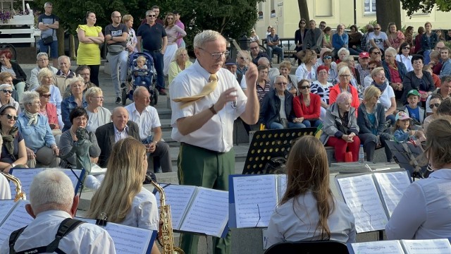 Promenadowy koncert Orkiestry Dętej Zastal w letnim amfiteatrze przed Filharmonią w Zielonej Górze