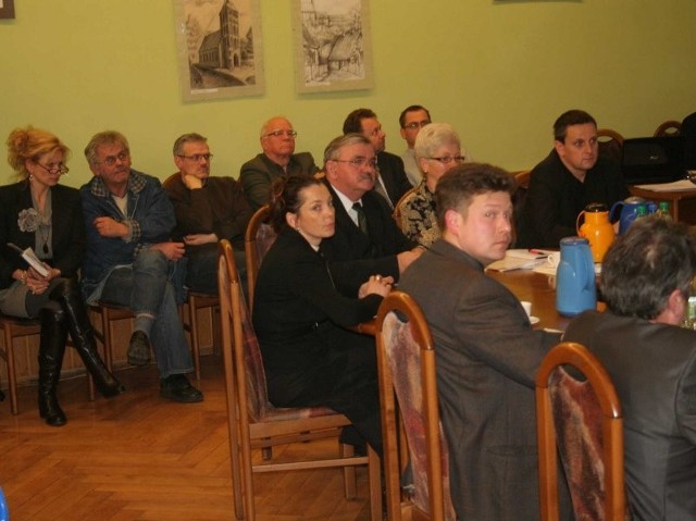 Za plecami radnych usiadło kilka osób zainteresowanych zmianami w planie zagospodarowania przestrzennego, m.in. Mariola Beker (pierwsza z lewej)
