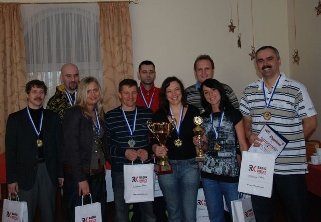 Na zdjęciu drużyna Zespołu Szkół Ogólnokształcących Integracyjnych numer 4 w Kielcach, zwycięzca mistrzostw powiatu kieleckiego w piłce siatkowej nauczycieli.