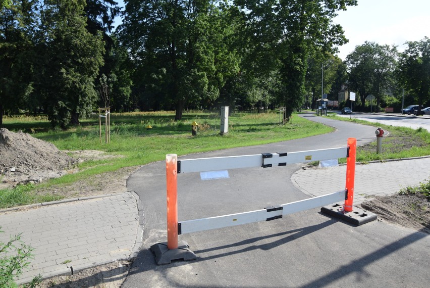 Wybudowali ścieżkę rowerową w Stargardzie. Biegnie wzdłuż parku. Nowy chodnik i zatoka autobusowa 