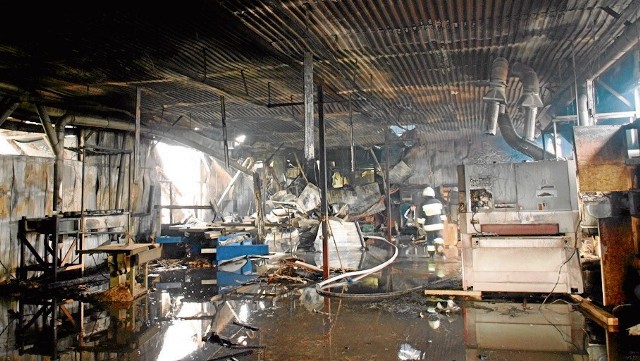 Ogień zniszczył nowoczesny zakład stolarski w Łężkowicach. Przyczyny pożaru jeszcze nie ustalono.