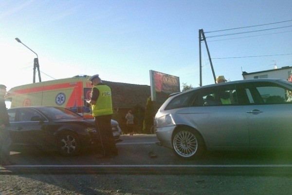 Obrażeń doznał kierowca alfy, został odwieziony do szpitala w Opolu.