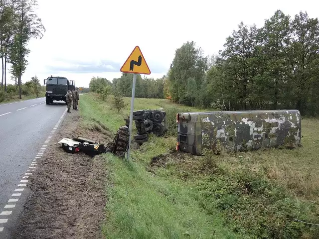 Dzisiaj (sobota) rano w Węglewie (gm. Miastko) na drodze krajowej nr 20 kierowca wojskowej ciężarówki został zepchnięty z drogi przez inny samochód. 