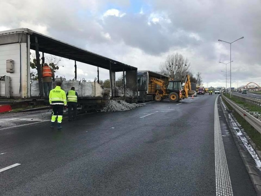 Pożar ciężarówki i kostka brukowa na A4. Korek ma 16 km [ZDJĘCIA]