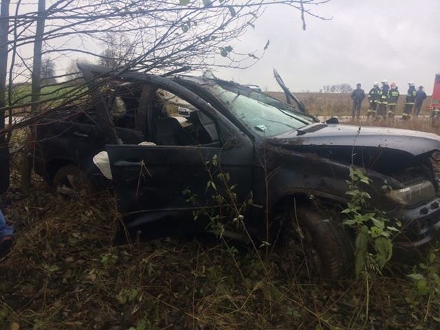 Według wstępnych ustaleń, kierujący bmw na łuku drogi...