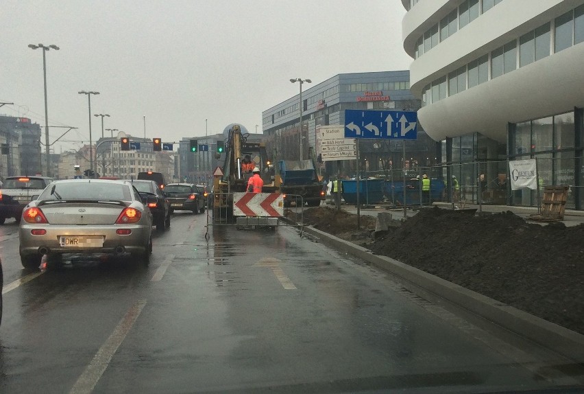 Robotnicy bezprawnie blokują ruch w centrum