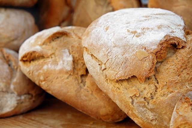 Chleb pszenno-żytni - za 0,5 kg.2005 rok - 1,29 zł,2010 - 1,95 zł,2015 - 2,71 zł,2016 - 2,03 zł.2019 - 2,58 zł