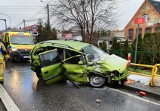 W Złotnikach Kujawskich auto osobowe zderzyło się z ciężarówką. Kierowca osobówki trafił do szpitala