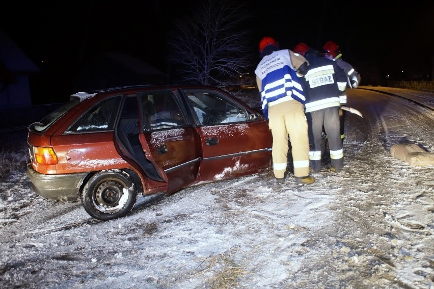 W Karzcinie samochód osobowy wpadł w poślizg i uderzył w drzewo. Kolejna kolizja spowodowana trudnymi warunkami na drodze [ZDJĘCIA]