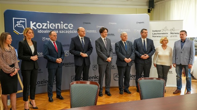 Uroczyste podpisanie umów na dwie ważne inwestycje odbyło się w piątek 8 kwietnia w Kozienicach.