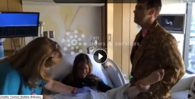 Robbie Williams tańczy i śpiewa na sali porodowej. Piosenkarz został po raz drugi ojcem