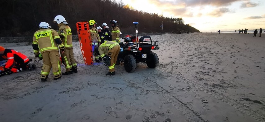 Wypadek na plaży w Jastrzębiej Górze. Upadek podczas lotu...