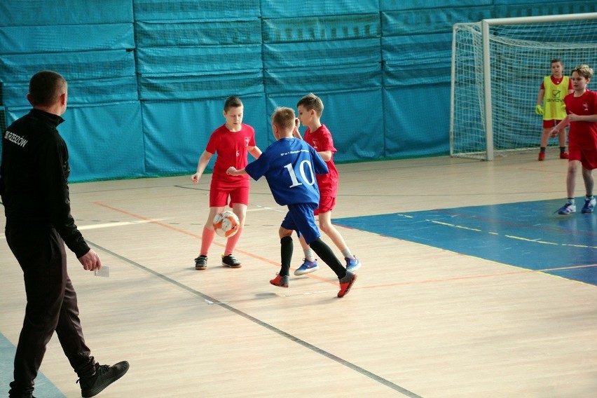 Uczniowie szkół podstawowych ze Skarżyska-Kamiennej rywalizowali w piłkę nożną. Najlepsze – Siódemka i Dwójka