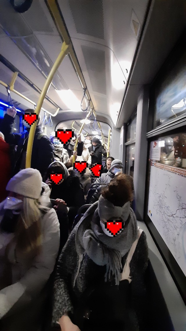 To zdjęcie tłoku nasza czytelniczka zrobiła w tramwaju nr 2. - Udało mi się wykonać te fotografię w okolicach Zielonych Arkad, jak już mogłam w miarę swobodnie się poruszać - mówi.