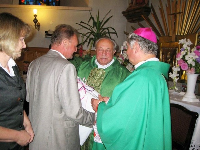   Wzruszonemu proboszczowi Bogdanowi Lipcowi (w środku) dziękują parafianie