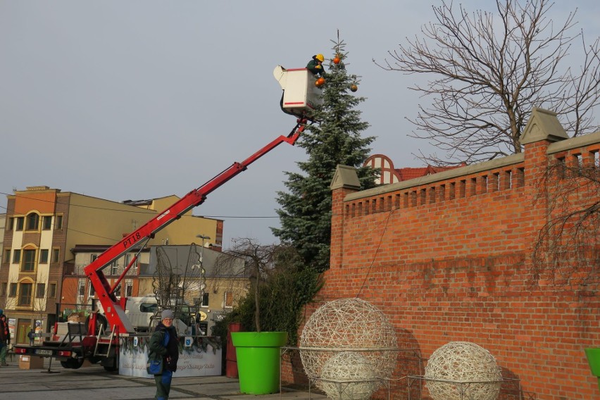 Rybnik stroi się na święta i znów będzie wyglądał bajecznie. Przybywa ozdób na placach, skwerach i ulicach 