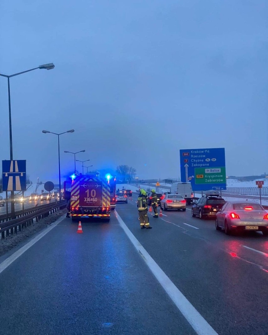 Wypadek na A4 pod Krakowem. Osobówka skosiła barierki