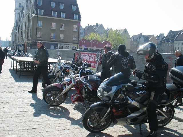 Do Głogowa przyjechali motocykliści z całego regionu żeby oddać krew potrzebującym.