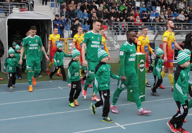 Mateusz Zając (drugi z prawej) został powołany do reprezentacji Polski U20. Z tego względu Radomiak przełożył mecz z Gwardią Koszalin z 25 marca na 11 kwietnia.