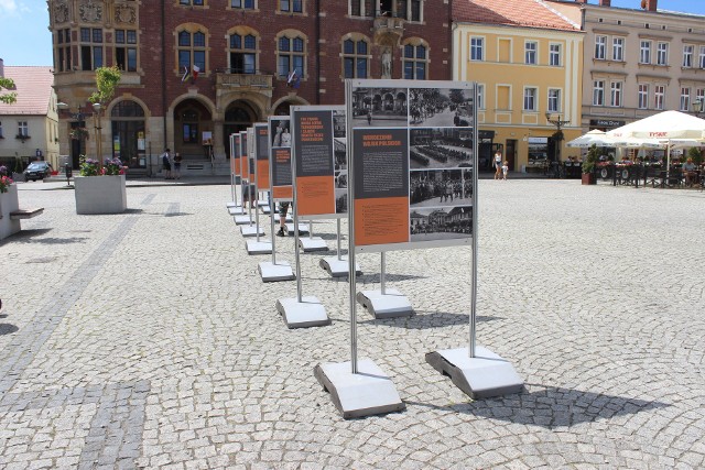 Tarnowskie Góry: na Rynku można oglądać wystawę dotyczącą powstania śląskiego. Zobacz zdjęcia >>>