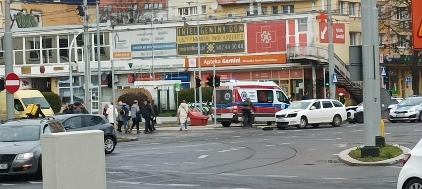 Kolizja a później potrącenie pieszego na pl. Rodła w Szczecinie [ZDJĘCIA]