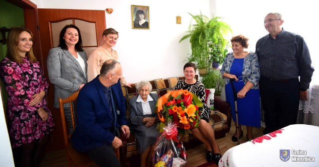 Z okazji 100 urodzin jubilatka otrzymała kwiaty i życzenia zarówno od rodziny jak też od władz samorządowych gminy Wierzbicy.