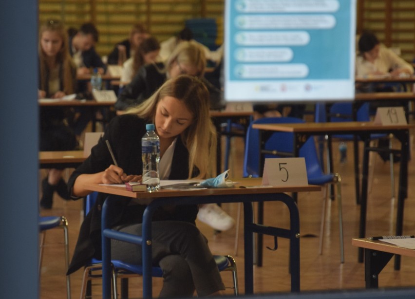 Matura 2020. Uczniowie zdawali egzamin dojrzałości w Kędzierzynie-Koźlu. "Wesele" ich zaskoczyło, ale są dobrej myśli