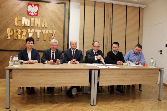 W Urzędzie Gminy w Przytyku została podpisana umowa na budowę Domy Ludowego we Wrzosie.